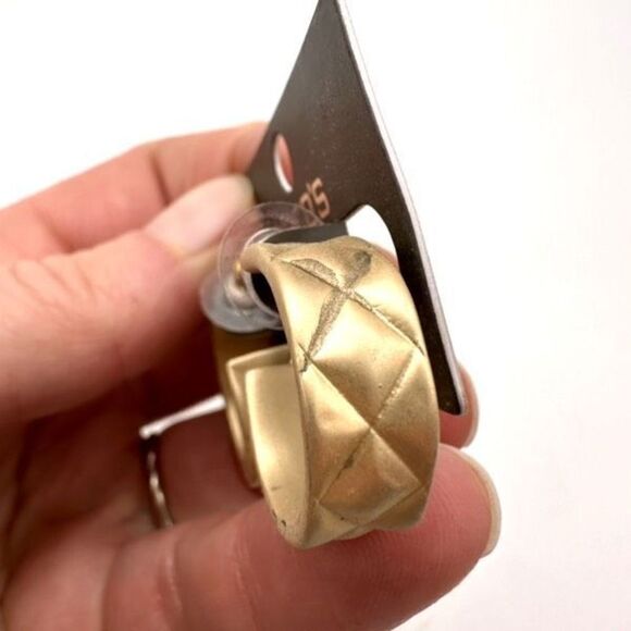 NWT Chico’s small quilted Gold tone small Hoop Earrings classic style mature - Picture 3 of 6